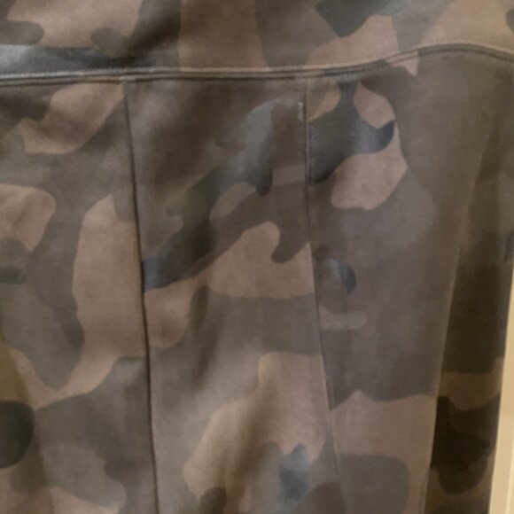WHBM Camo Print Runway Legging Size 12L - Picture 11 of 13